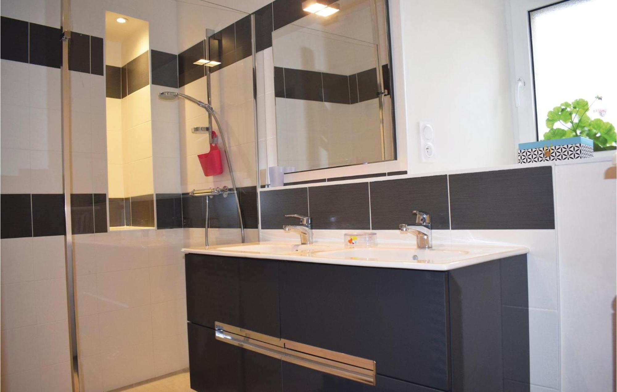 Gorgeous Home In Saint Alban With Kitchen Eksteriør bilde